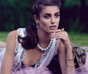 Taylor Hill на страницах Vogue España